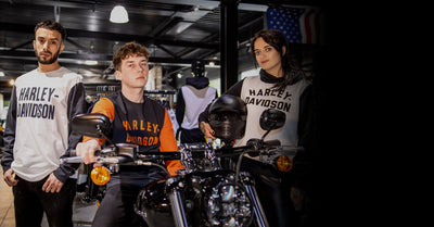 El equipo de Iron City Motorcycles en el showroom