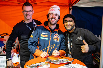 Il team di Iron City Motorcycles nello showroom